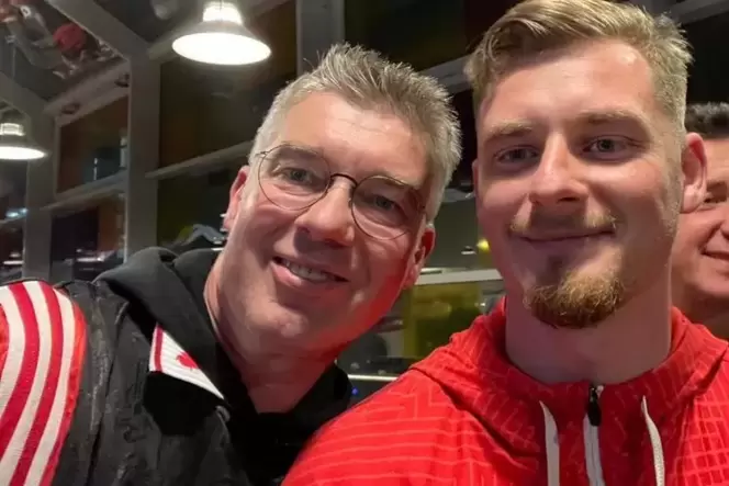 Selfie: Winzer Philipp Kuhn (links) aus Laumersheim mit FCK-Kicker Marlon Ritter auf dem Betzenberg. Selfie: Winzer Philipp Kuhn (links) aus Laumersheim mit FCK-Kicker Marlon Ritter auf dem Betzenberg.