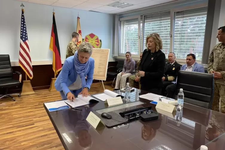 Kaiserslauterns Oberbürgermeisterin Beate Kimmel bei der Unterzeichnung der Vereinbarung zwischen deutschen Kommunen und der US-