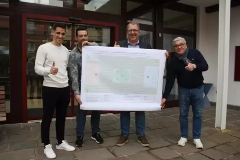 Der Plan mit 527 Platzpatenschaften wird präsentiert von Fußballprofi Philipp Klement (von links), TuS-Vize Olaf Schäfer, Bürger