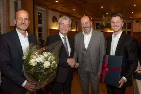 Abschied des Rekord-Vorstandsmitglieds: Aufsichtsratschef Walter Feiniler dankt Rolf S. Weis (Zweiter von links). Außen die Vors