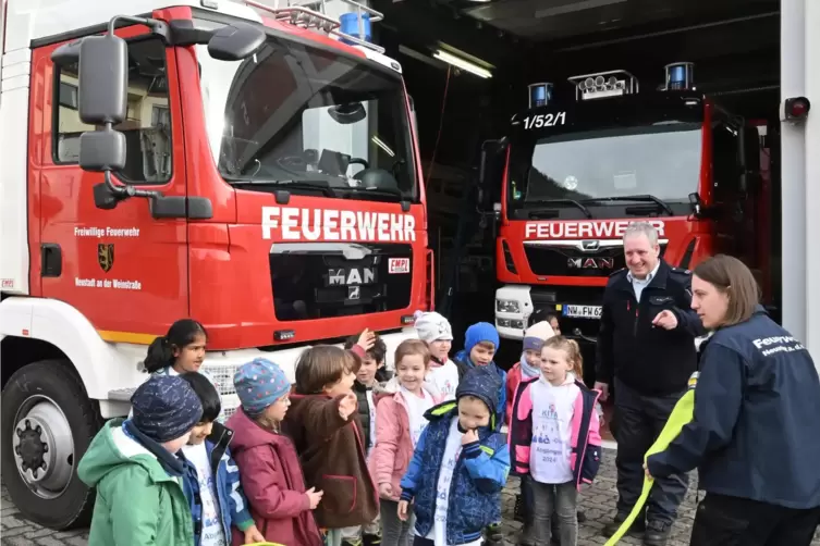 Beim Rundgang dürfen die Kinder Michael Mathäß und Julia Boeckmann mit ihren Fragen löchern.