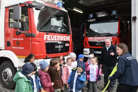 Beim Rundgang dürfen die Kinder Michael Mathäß und Julia Boeckmann mit ihren Fragen löchern.