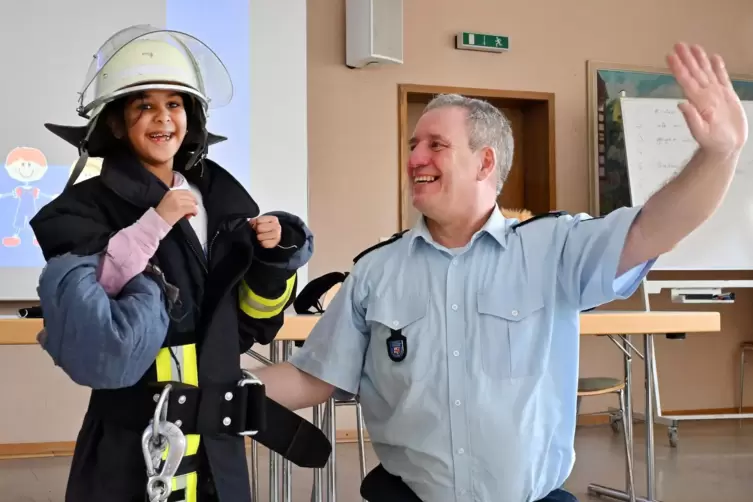 Um ein Gef&uuml;hl f&uuml;r die Ausr&uuml;stung zu bekommen, durften die Kinder sogar in die Rolle der Feuerwehrleute schl&uuml;pfen. 