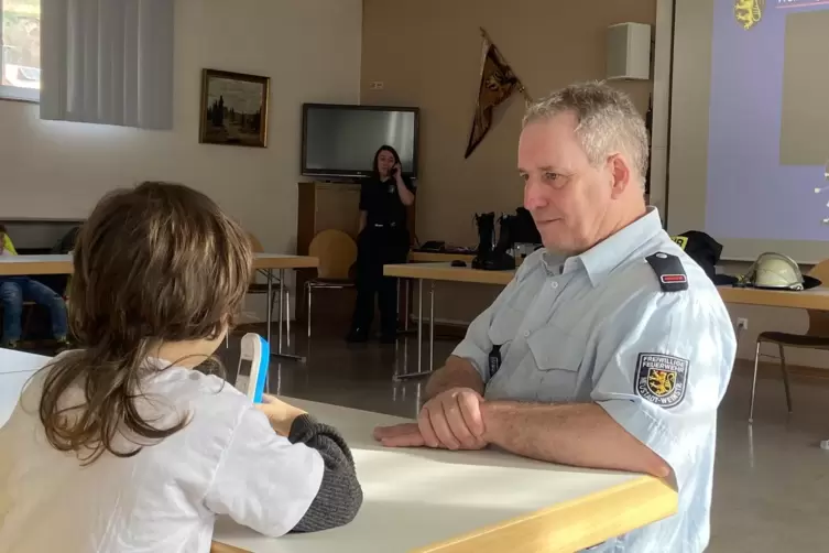 W&auml;hrend des Trainings wurde auch das Absetzen eines Notrufs ge&uuml;bt. 