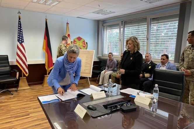 Kaiserslauterns Oberbürgermeisterin Beate Kimmel bei der Unterzeichnung der Vereinbarung zwischen deutschen Kommunen und der US-