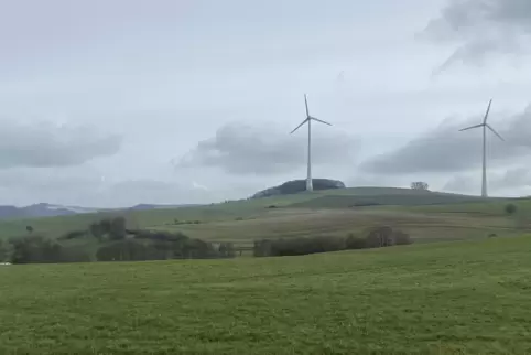 Von Rothselberg aus sind nicht nur viele Windräder zu sehen, sondern auch ganz links hinten die Photovoltaikanlage oberhalb von 