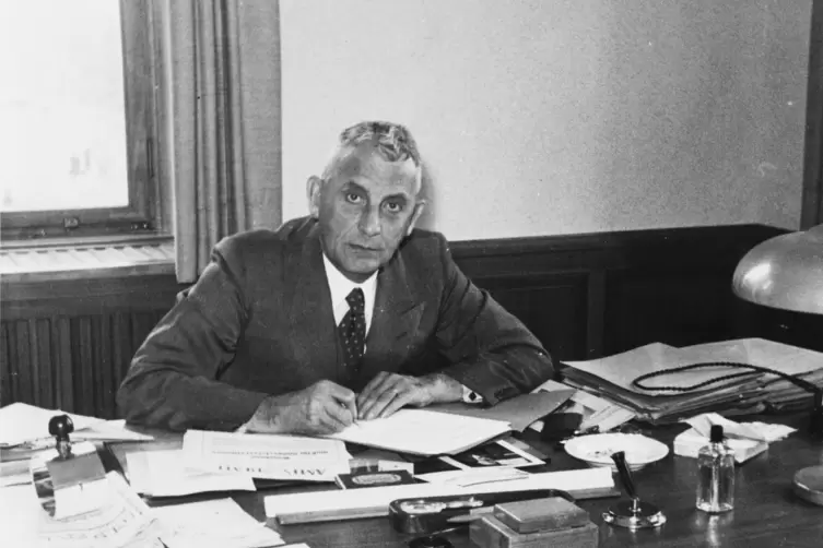 Ein Mann der ersten Stunde am Schreibtisch: Ludwig Reichert war im Dezember 1945 von den Franzosen zum ehrenamtlichen Bürgermeis