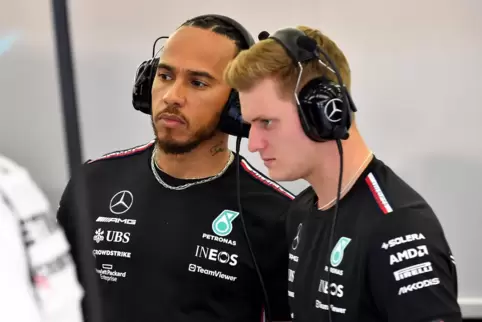 Mick Schumacher (rechts) zusammen mit Superstar Lewis Hamilton vor einem Jahr bei den Testfahrten in Bahrain. 