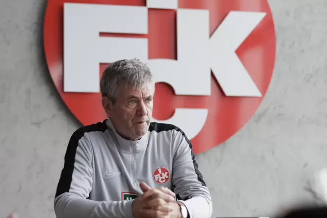 FCK-Trainer Friedhelm Funkel spricht über Laptop-Coaches und was seine Frau zum Engagement sagte.