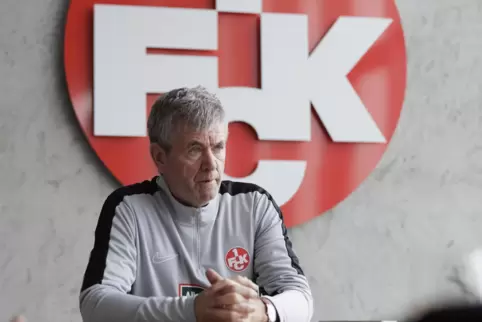 FCK-Trainer Friedhelm Funkel spricht über Laptop-Coaches und was seine Frau zum Engagement sagte. 