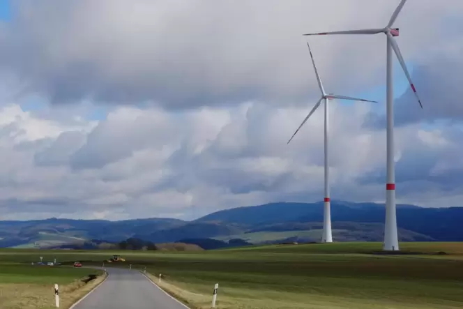 Blauer Himmel, Grüner Strom: Windräder sind im Donnersbergkreis überall zu finden.