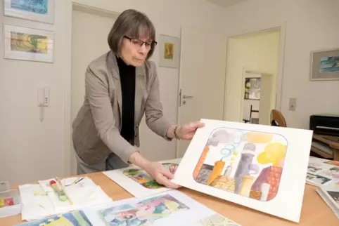 Ingeborg Nicklas zeigt beim Tag des offenen Ateliers Illustrationen für Kinderbücher.