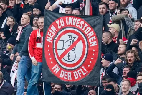 Der Protest hat sich gelohnt: Fußballfans wehren sich gegen einen Investor. 