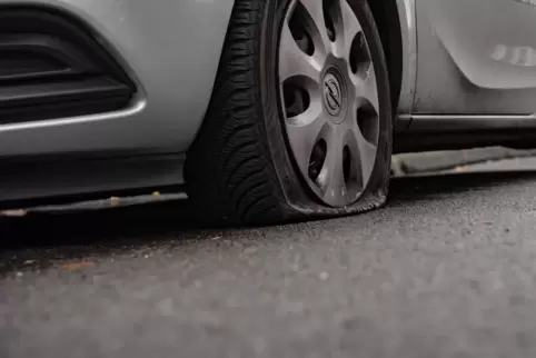 Alle vier Reifen wurden an einem grauen Opel zerstochen, der in der Straße Am Kanal stand. 