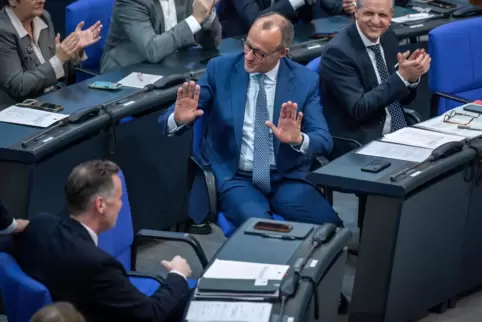 Scheut den Konflikt mit der Union nicht: FDP-Fraktionschef Christian Dürr (vorne) im Disput mit Unionsfraktionschef Friedrich Me