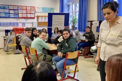 Nach der Debatte am Konferenztisch wertet Trainerin Zillan Daoud den Verlauf mit den Zuhörern aus der zehnten Klasse aus. 