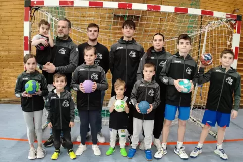 Ein Mann und seine elf Handball spielenden Kinder: hinten von links - die Kinder tragen alle den Nachnamen Rios Potrony - Ester 