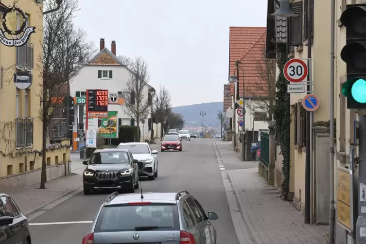 In Herxheim am Berg – hier die Weinstraße – hat der Verkehr seit der Sperrungen von K2 und L522 zugenommen