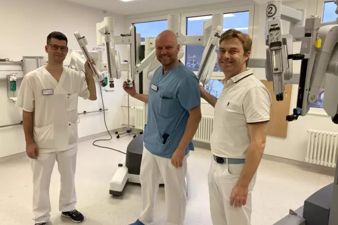 Die Ärzte Tobias Lingenfelder, Gerald Staudenmaier und Christoph Justinger sind überzeugt: Mit dem neuen DaVinci-Operationsrobot