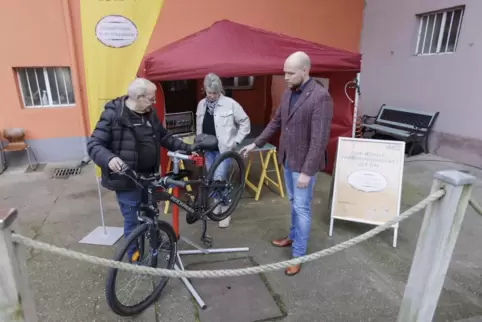 Faltzelt, Kompressor und Werkzeugbox: Alfred Hartmann (links) zeigt Nicole Pfleger und Michael Bremer, was die mobile Fahrradwer