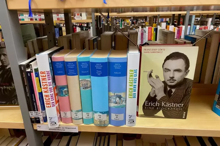 Erich Kästners Bücher in der Stadtbücherei: Der Autor verfasste auch Erwachsenenromane. 