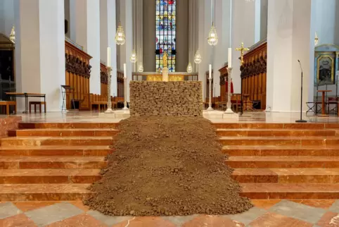 Die Menschen zwingen, neue Wege zu gehen – der Gedanke steckt hinter der Installation von Madeleine Dietz in der Frauenkirche .