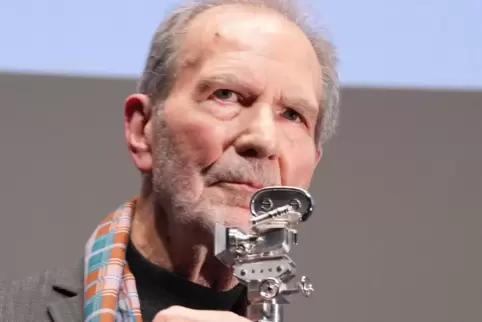 Gerührt: Edgar Reitz mit der Berlinale-Kamera, die ihn „an die vielen Höhepunkte meines Lebens“ erinnere. 