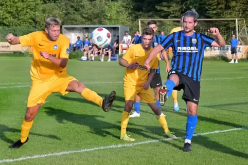Voller Einsatz: Georg Ester (links) fehlt dem FSV Schifferstadt am Sonntag.