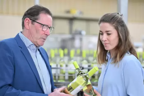 Derzeit wird im Ruppertsberger Weinkeller Hoheburg eine Frühjahrs-Cuvée abgefüllt: Das Foto zeigt Gerhard Brauer und Lisa Dettme