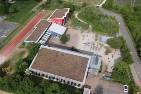 Hat bislang eine kleine Solarthermie-Anlage auf dem Dach, die nun verschwinden soll: Ritterstein-Grundschule in Sausenheim. 