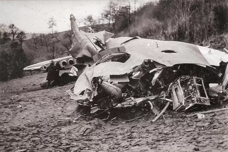 Bei Saarbrücken wurde die „Solid Sender“ von einer Flak getroffen, die Soldaten sprangen aus der Maschine, die Flugzeugtrümmer r