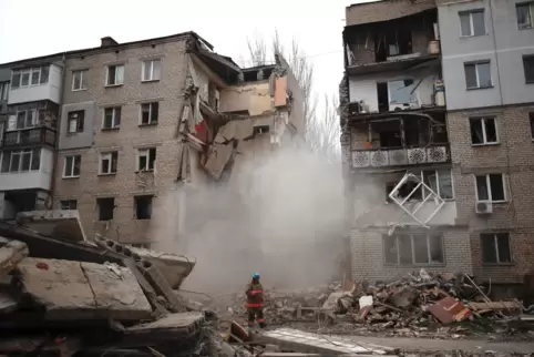 Getroffen. Im November 2022 stürzte dieses fünfstöckige Wohnhaus in der ukrainischen Stadt Mykolajiw ein, nachdem es von einer r