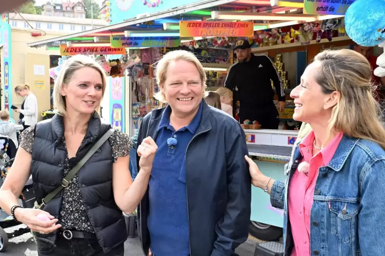 Susanne Nett, Björn Freitag und Tamina Kallert bei den Dreharbeiten auf dem Weinlesefest.