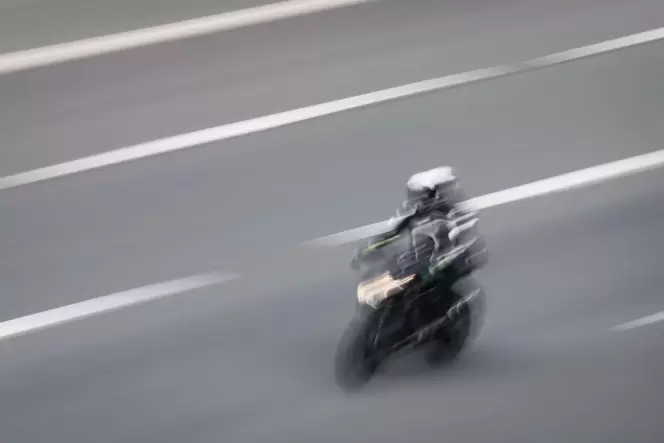 Motorradfahrer auf Autobahn