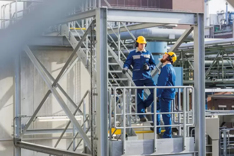 BASF-Mitarbeiter an einer Anlage im BASF-Stammwerk.