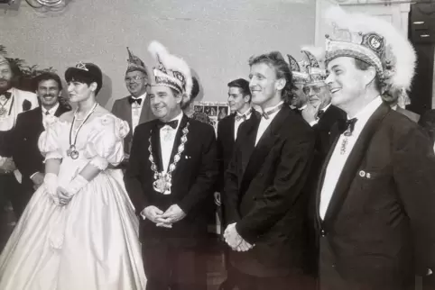Manuela Christ, Sitzungspräsident Bernd Schwind, Andreas Brehme und der Grawler-Vorsitzende Adolf Schatzinger beim Galaabend 199