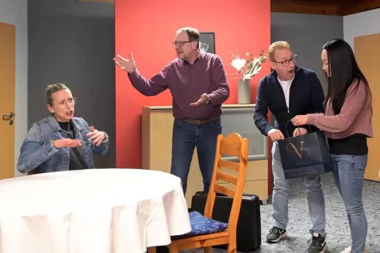 Theaterprobe im Sängerheim: (von links) Ina Seelinger, Thomas Dorsch, Gernot Behr und Lydia Huynh. 