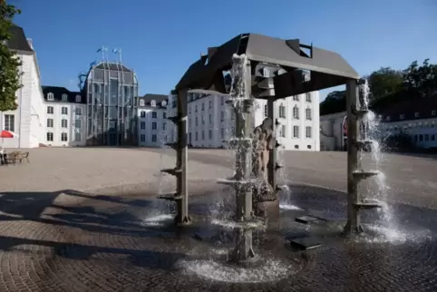 Schlossplatz Saarbrücken mit Brunnenhaus: wie der Speyerer Postplatz ein Werk des Büros Böhm.