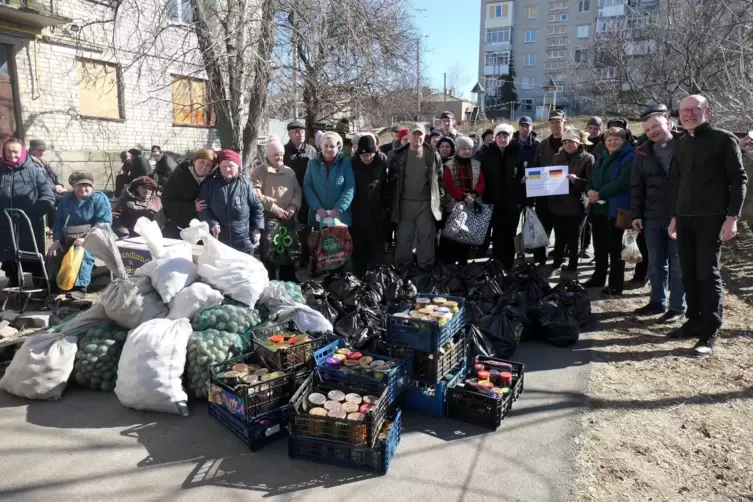 März 2023: Lebensmittelspenden in Charkiw, fotografiert auf der Reise von Pater Gerd Hemken (ganz rechts) vom Herz-Jesu-Kloster 