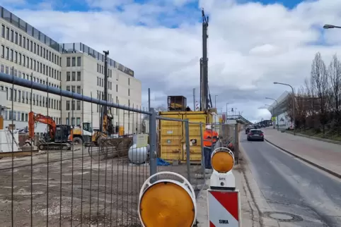 Bauarbeiten am Ludwigshafener Faktorhaus für die neue Hochstraße Süd. In der Bildmitte das 160 Tonnen schwere Großbohrgerät.