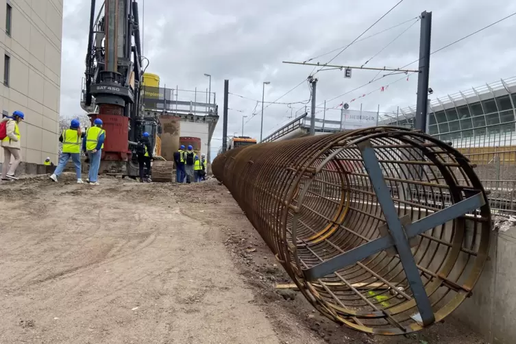 Hochstra&szlig;enbaustelle, rechts ein Bewehrungskorb: Das Geflecht wird ins Erdreich geschoben und mit Beton ausgegossen. 