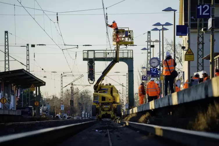 Auch die Sanierung der &bdquo;Riedbahn&ldquo; gilt es, zu ber&uuml;cksichtigen. 