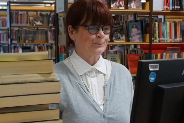 Mit Perlenkette und Strickweste: Gabriele K&ouml;lling in der Persiflage auf den Modetrend #hotlibrarian. 