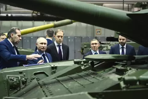 Die russische Ökonomie wurde auf Kriegswirtschaft umgestellt. Hier besucht Staatschef Putin (Mitte) die Produktionsgesellschaft 