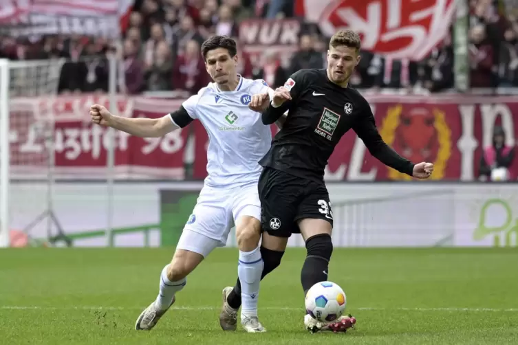 Igor Matanovic (links) trifft zum 2:0 für den KSC im Spiel beim FCK. 