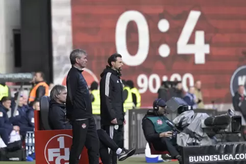 Bittere Realität: Friedhelm Funkel bei seiner Heimpremiere als FCK-Trainer. 