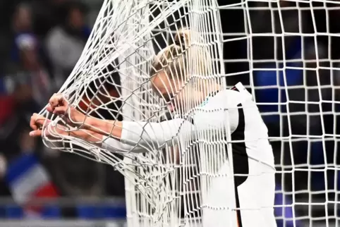 Nicht der Ball ist im Netz, sondern eine frustrierte deutsche Nationalspielerin: Lea Schüller.
