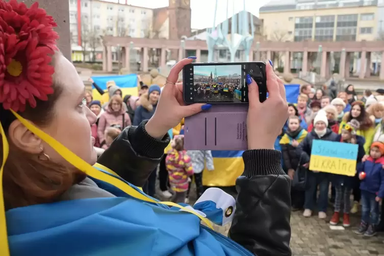 Organisatorin Natalia Holturenko dokumentierte, wie viele Menschen an der Gedenkveranstaltung für die Opfer des Ukraine-Krieges 