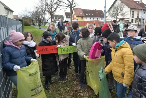 Weg mit dem Dreck: Kinder der Siedlungsschule beim Müllsammeln an der Spaldinger Straße im vergangenen Jahr.