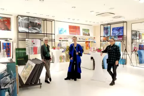 Laden zum Atelierbesuch in die Mall ein (von links): Petra Neumahr, Judith Boy und Sybille Hoppe. Im Hintergrund links Neumahr-B